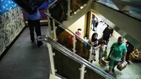 Para penumpang akan melakukan penyeberangan menggunakan kapal Pelni Dobonsolo.