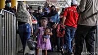 Selain itu untuk tujuan akhir ke Indonesia timur saja tiketnya terbatas karena harus berlomba dengan penumpang yang lain.