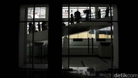 Para penumpang memasuki Terminal Penumpang Nusantara Pura dengan membawa barang khas mudik seperti kardus dan tas besar.