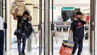 Para penumpang yang akan mudik memadati Terminal Penumpang Nusantara Pura, Tanjung Priok, Jakarta Utara, Rabu (28/4).