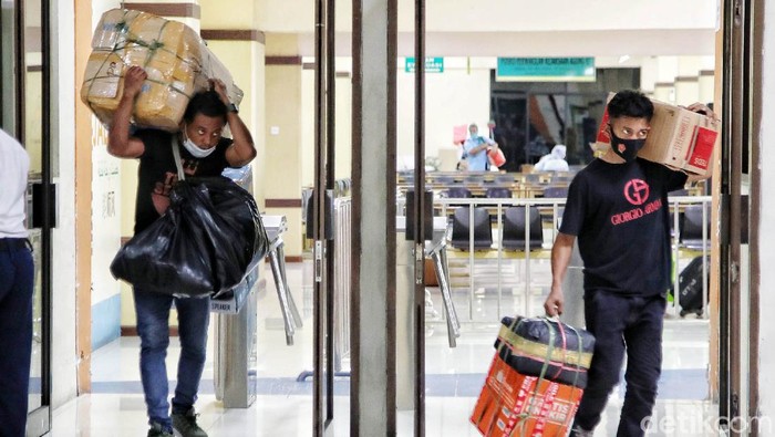 Ramainya Penumpang Kapal yang Mudik Lebih Awal Terminal Penumpang Nusantara Pura sudah dipadati warga yang akan mudik lebih awal. Mereka menuju ke sejumlah daerah seperti Surabaya, Makassar hingga Papua.