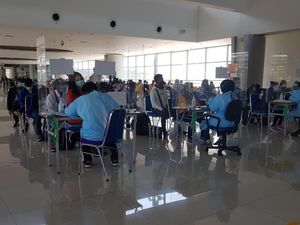 Ratusan TKI yang Pulang ke Jatim Dikarantina di Wisma Asrama Haji Surabaya