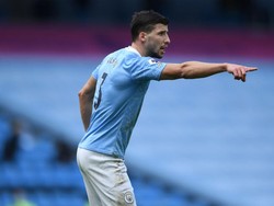 Ruben Dias melengkapi skema tiga bek. Pemain milik Manchester City itu juga pertama kali masuk. Foto: (Getty Images/Gareth Copley)