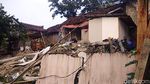 Penampakan Rumah Ambruk Akibat Gempa di Sukabumi
