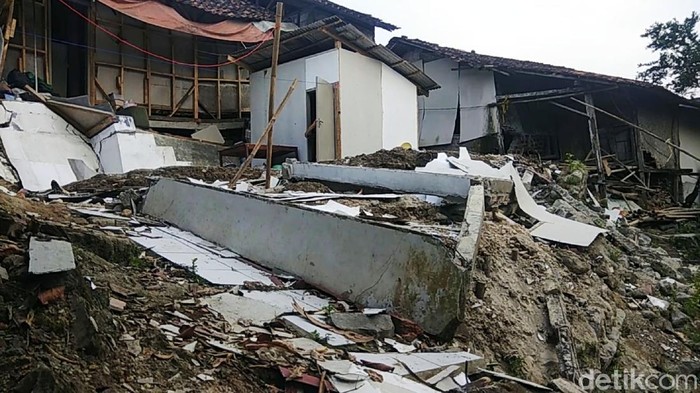 Rumah Ambruk Akibat Gempa di Sukabumi Sejumlah rumah di Bantargadung, Kabupaten Sukabumi, Jawa Barat, ambruk pasca gempa berkekuatan magnitude (M) 5,6.