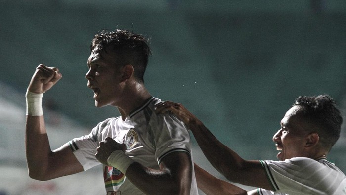 Pesepak bola PS Sleman Saddam Emiruddin Gaffar (kiri) melakukan selebrasi usai mecetak gol ke gawang Persib Bandung saat pertandingan semifinal leg I Piala Menpora 2021 di Stadion Maguwoharjo, Sleman, DI Yogyakarta, Jumat (16/4/2021). ANTARA FOTO/hendra Nurdiyansyah/aww.
