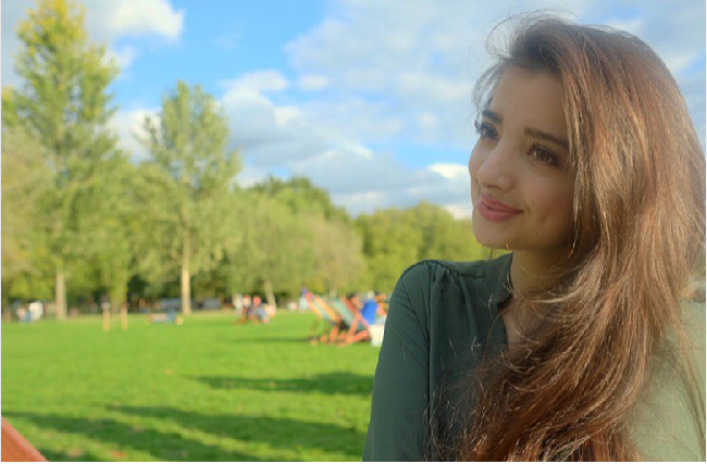 Dalam postingan sebelumya terlihat jika Sarah Samantha juga diajak makan sahur dengan teman-teman Verrell. Keduanya tampak menikmati hidangan masakan Padang di sebuah restoran. Foto: Instagram @saraminti