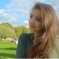 Dalam postingan sebelumya terlihat jika Sarah Samantha juga diajak makan sahur dengan teman-teman Verrell. Keduanya tampak menikmati hidangan masakan Padang di sebuah restoran. Foto: Instagram @saraminti