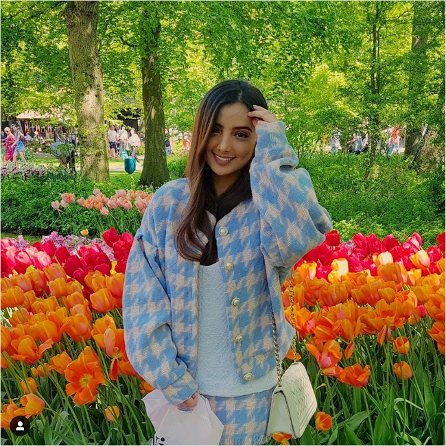 Ada pula foto lain yang menunjukkan Sarah Samantha bersama dengan Zaskia dan Vania, adik Verrel. Hal tersebut seolah menunjukkan bahwa ia sudah dekat dengan keluarga pria 24 tahun itu. Foto: Instagram @saraminti