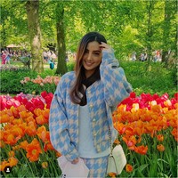 Ada pula foto lain yang menunjukkan Sarah Samantha bersama dengan Zaskia dan Vania, adik Verrel. Hal tersebut seolah menunjukkan bahwa ia sudah dekat dengan keluarga pria 24 tahun itu. Foto: Instagram @saraminti