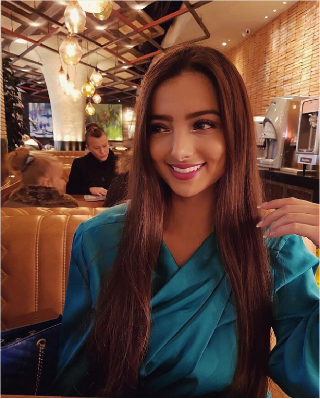 Verrel Bramasta digosipkan sedang dekat dengan seorang wanita cantik bernama Sarah Samantha. Sarah sendiri merupakan sepupu dari Zaskia dan Shireen Sungkar. Diduga jika mereka dekat setelah dijodohkan. Foto: Instagram @saraminti