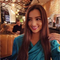 Verrel Bramasta digosipkan sedang dekat dengan seorang wanita cantik bernama Sarah Samantha. Sarah sendiri merupakan sepupu dari Zaskia dan Shireen Sungkar. Diduga jika mereka dekat setelah dijodohkan. Foto: Instagram @saraminti