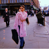 Meski postingannya belum terlalu banyak, ia cukup sering membagikan selfie cantik.Foto: Instagram @saraminti