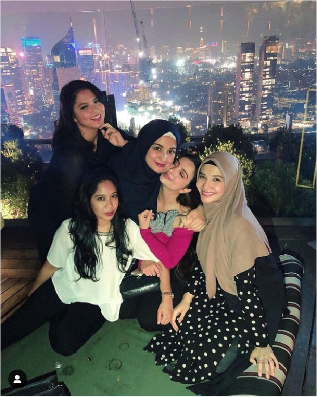 Dalam berbagai postingan, terlihat jika ia sering menghabiskan waktu dengan sepupunya baik di Indonesia maupun luar negeri. Foto: Instagram @saraminti