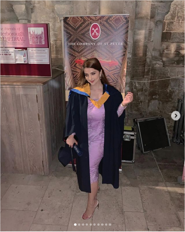 Di unggahan lain terlihat jika wanita yang dikatakan punya darah Padang dan Inggris tersebut sudah lulus kuliah. Foto: Instagram @saraminti