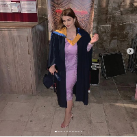 Di unggahan lain terlihat jika wanita yang dikatakan punya darah Padang dan Inggris tersebut sudah lulus kuliah. Foto: Instagram @saraminti