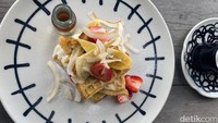 Pencinta waffle juga bisa puaskan selera di COMO Beach Club. Mereka menawarkan waffle dengan topping pisang segar, strawberry, dan sirup markisa yang sayang dilewatkan. Foto: detikfood