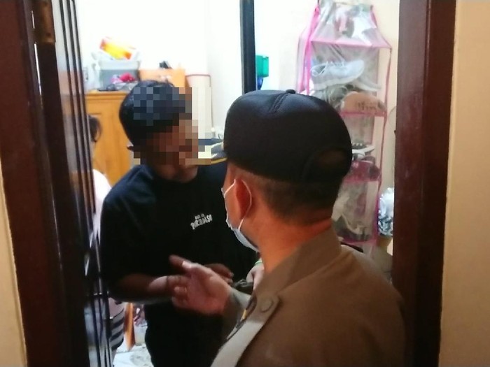 Satpol PP Tulungagung menggelar razia tempat kos. Seorang penghuni kos mengaku tidak tahu kapan pasangannya masuk ke dalam kamar.