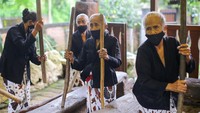 Sedari gadis mereka memang sudah menumbuk padi di sawah. Saat senggang dan istirahat, mereka memukulkan alu ke lumpang bersama-sama dan mulai mendendangkan lagu sebagai pelepas lelah. (Grandy/detikFOTO)
