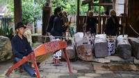 Misni (96), Subuh (95), Suwari (80), Misnah (72), dan Mahani (68) adalah anggota dari musik Othek di Sanggar Genjah Arum. (Grandy/detikFOTO)