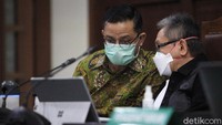 Juliari disebut menerima suap terkait pengadaan bansos Corona tahun 2020 melalui anak buahnya bernama Adi Wahyono dan Matheus Joko Santoso.