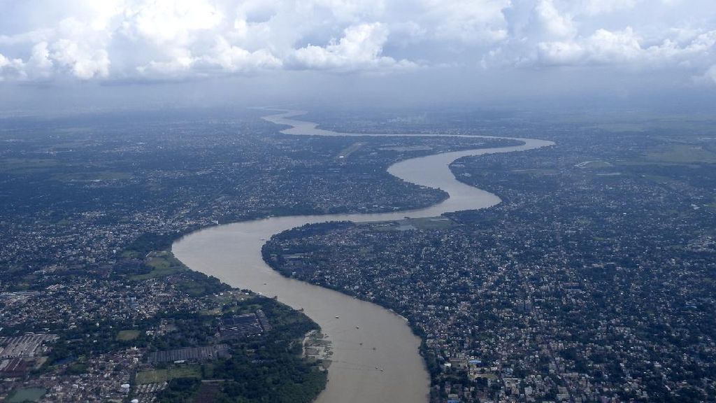 10 Orang Hilang Setelah Perahu Kayu Terbalik di Sungai Gangga India