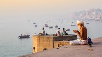 Sungai Gangga mengalir 2.525 kilometer dari Pegunungan Himalaya ke Teluk Benggala di utara India dan Bangladesh. Hulu Sungai Gangga berasal dari Gletser Gangotri di Himalaya yang berada berada di ketinggian 3.892 meter. (iStock)