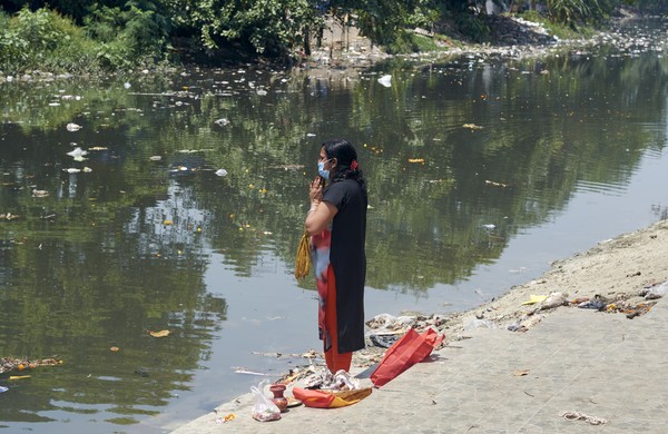 Sungai Gangga ialah salah satu sungai paling tercemar di dunia. Pemerintah India mencatat pada tahun 1970-an bahwa 600 kilometer area Sungai Gangga ialah zona polusi. (iStock) Sungai Gangga ialah salah satu sungai paling tercemar di dunia. Pemerintah India mencatat pada tahun 1970-an bahwa 600 kilometer area Sungai Gangga ialah zona polusi. (iStock)