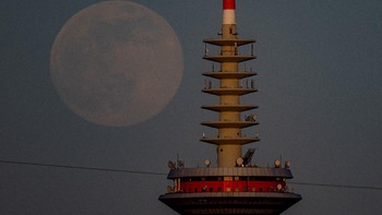 Supermoon di Frankfurt, Jerman. Foto: AP/Michael Probst