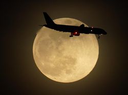 Keindahan Supermoon di Berbagai Negara, Ada dari Indonesia!