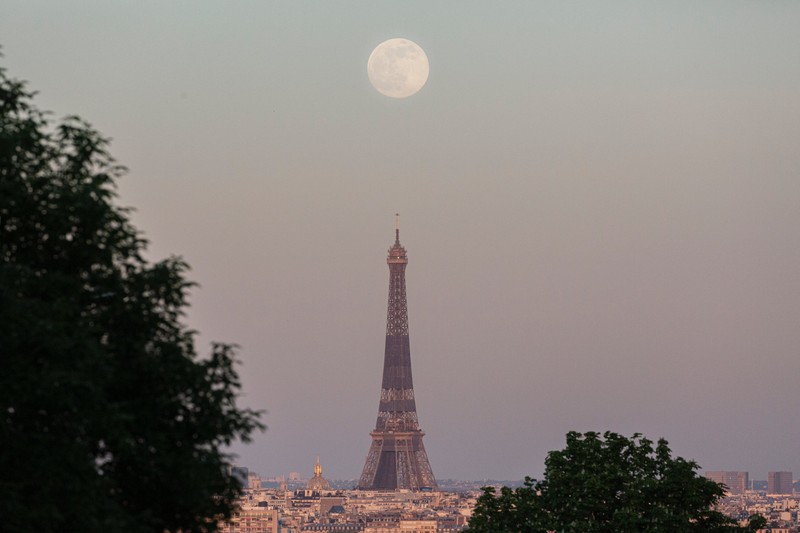 PARIS, FRANCE - APRIL 26: A supermoon rises over the Arc de Triomphe, on April 26, 2021 in Paris, France. (Photo by Sam Tarling/Getty Images)