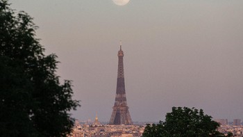 Keindahan Supermoon dan Menara Eifel. Foto: Getty Images/Sam Tarling
