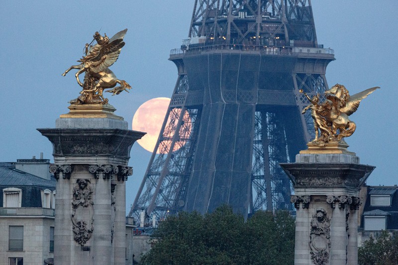 PARIS, FRANCE - APRIL 26: A supermoon rises over the Arc de Triomphe, on April 26, 2021 in Paris, France. (Photo by Sam Tarling/Getty Images)