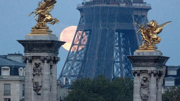 Supermoon di Menara Eifel, Paris. Foto: Getty Images/Sam Tarling