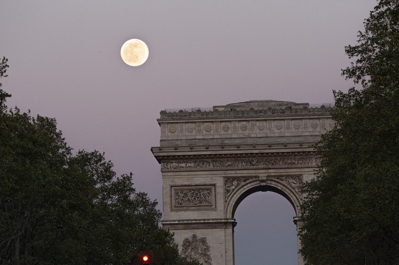 PARIS, FRANCE - APRIL 26: A supermoon rises over the Arc de Triomphe, on April 26, 2021 in Paris, France. (Photo by Sam Tarling/Getty Images)