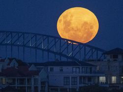 Keindahan Supermoon di Berbagai Negara, Ada dari Indonesia!