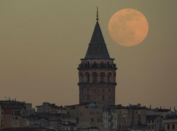 Keindahan Supermoon di Berbagai Negara, Ada dari Indonesia!