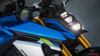 Selain itu, sistem kontrol traksi juga makin banyak opsinya karena bisa disetel dalam 5 level. Fitur lainnya ada quickshifter yang  memungkinkan perpindahan persneling naik/turun tanpa mengoperasikan tuas kopling. Motor ini juga dilengkapi dengan Suzuki Easy Start System. Foto: Young Machine