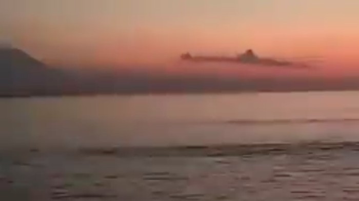Tangkapan layar video viral awan berbentuk kapal selam di Bali (dok. Istimewa).