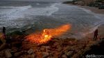 Ngabuburit Lihat Tarian Api di Pantai Gaza