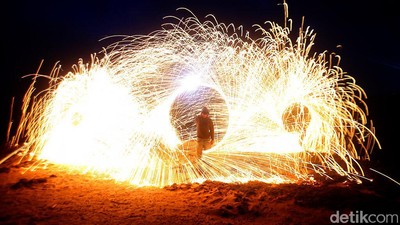Ngabuburit Lihat Tarian Api di Pantai Gaza