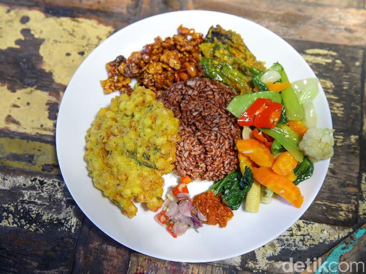 Intip Menu Warteg Racikan Tamara Bleszynski di Canggu, Bali