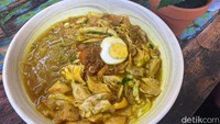 Ada juga soto ayam yang gurih segar. Semangkuk soto ayam dengan isian lengkap di Teh Manis dibanderol Rp30.000. Foto: detikfood