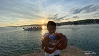 Langit, senja, perahu di Pulau Bokori.