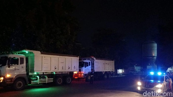 Terobos jalan protokol, puluhan truk besar ditilang polisi Pandeglang