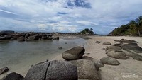 Hamparan batu granit dan pasir putih di Pulau Punai