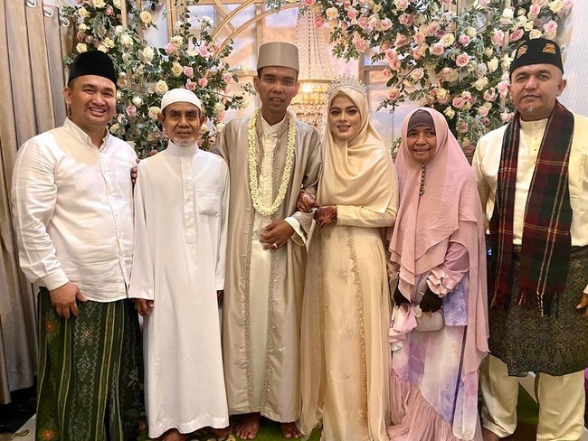 Setelah bercerai dari Mellya Juniari pada 2019, Ustaz Abdul Somad mendapat pendamping hidup baru. Perempuan tersebut bernama Fatimah Az Zahra, seorang gadis berusia 19 tahun asal Jombang, Jawa Timur. (Foto: Instagram/@ustadzabdulsomad_official)