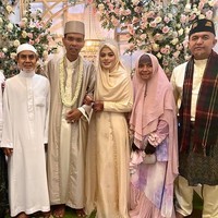 Setelah bercerai dari Mellya Juniari pada 2019, Ustaz Abdul Somad mendapat pendamping hidup baru. Perempuan tersebut bernama Fatimah Az Zahra, seorang gadis berusia 19 tahun asal Jombang, Jawa Timur. (Foto: Instagram/@ustadzabdulsomad_official)