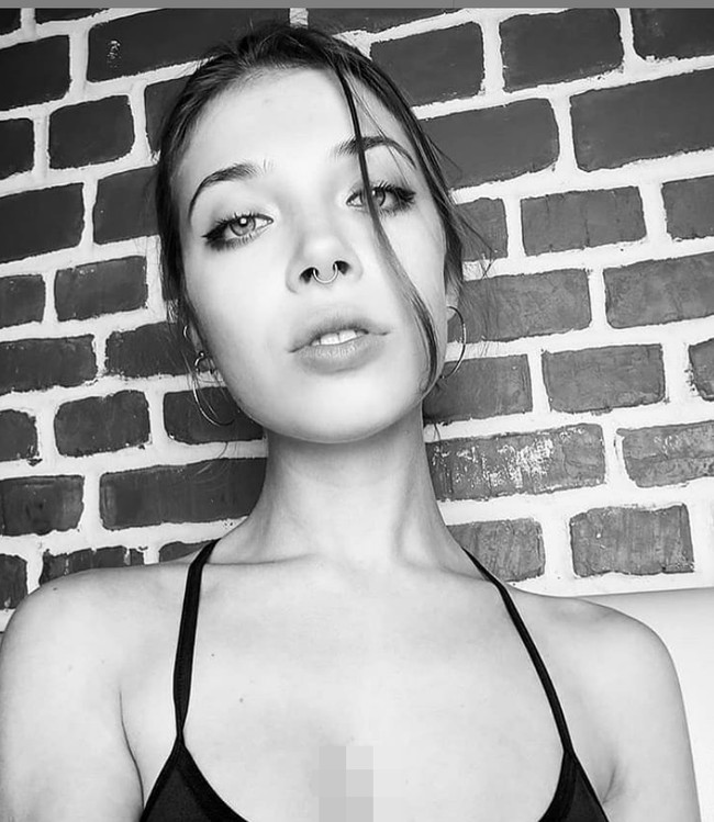 Wanita 22 tahun itu, beserta rekannya Mikhail Morozov kini jadi perburuan polisi setelah videonya tersebut diunggah di situs dewasa PornHub. Video tersebut telah diunggah Veronika sejak tahun lalu, namun baru heboh saat ini setelah diketahui bahwa video tersebut dibuat di Gunung Batur yang merupakan tempat suci bagi umat Hindu. Foto: Instagram