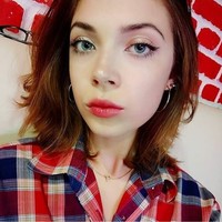 Awalnya, tidak ada yang mengetahui nama asli sang model. Publik hanya mengetahui dirinya sebagai Miha Nika yang merupakan namanya panggungnya di internet. Di media sosial dia memiliki akun bernama @Mihanika69. Foto: Instagram